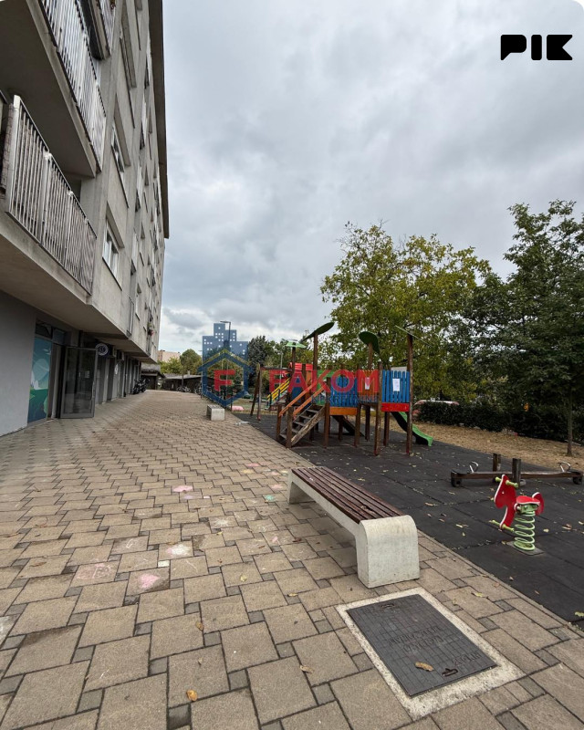 Na prodaju odličan fukncionalan trosoban stan,podnožje Starčevice 15