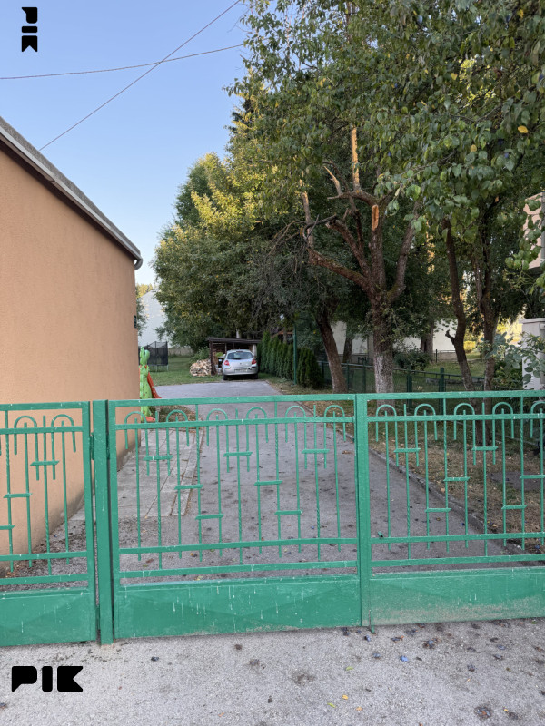 Kuća sa poslovnim prostorima Tarčin 4