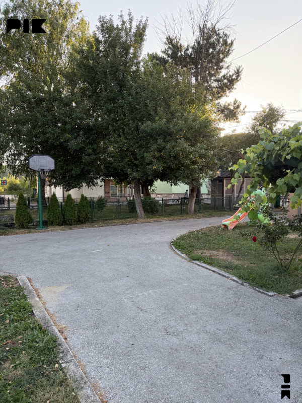 Kuća sa poslovnim prostorima Tarčin 8