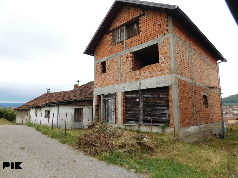 Dvije kuća  303m2 sa okućnicom 536m2 - Lauš