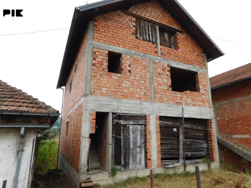 Dvije kuća  303m2 sa okućnicom 536m2 - Lauš 2