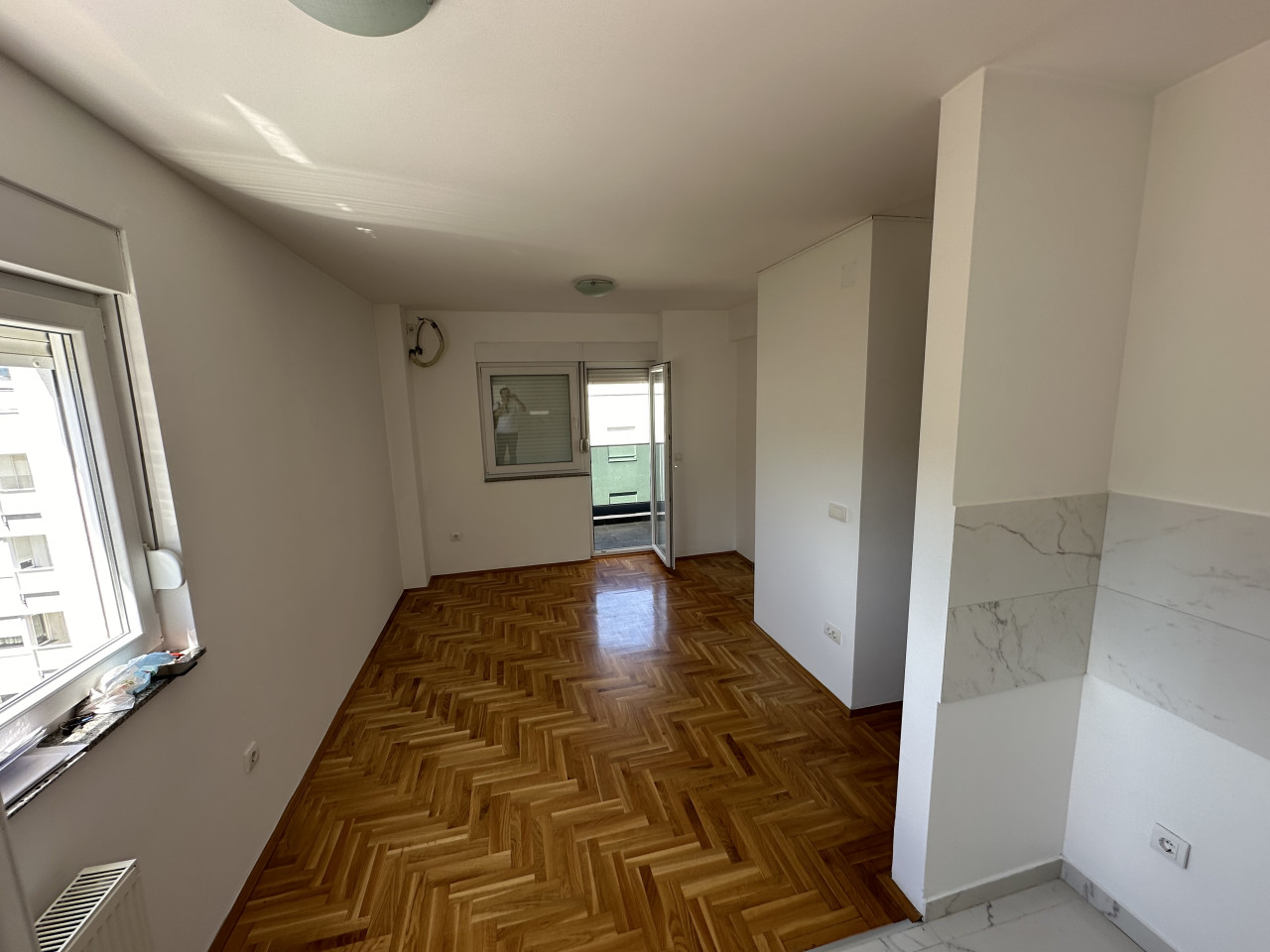 Nenamješten trosoban stan u centru - 48 m2