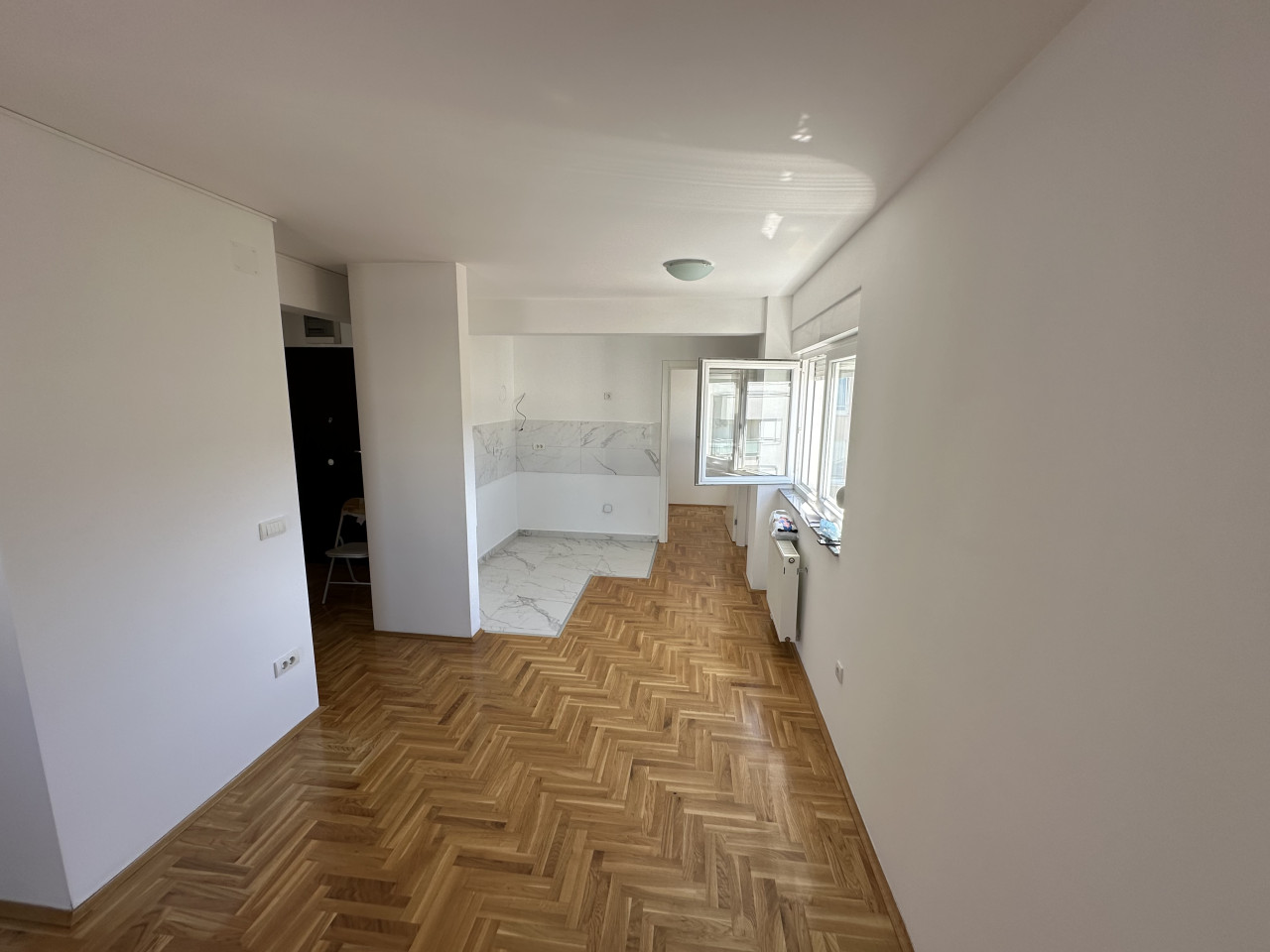 Nenamješten trosoban stan u centru - 48 m2 2