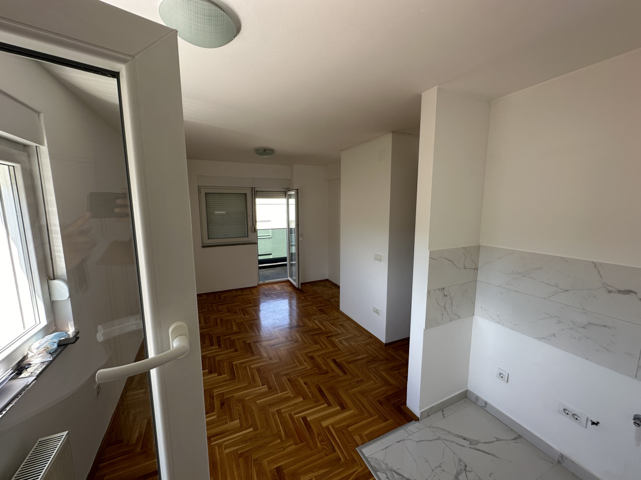Nenamješten trosoban stan u centru - 48 m2 5