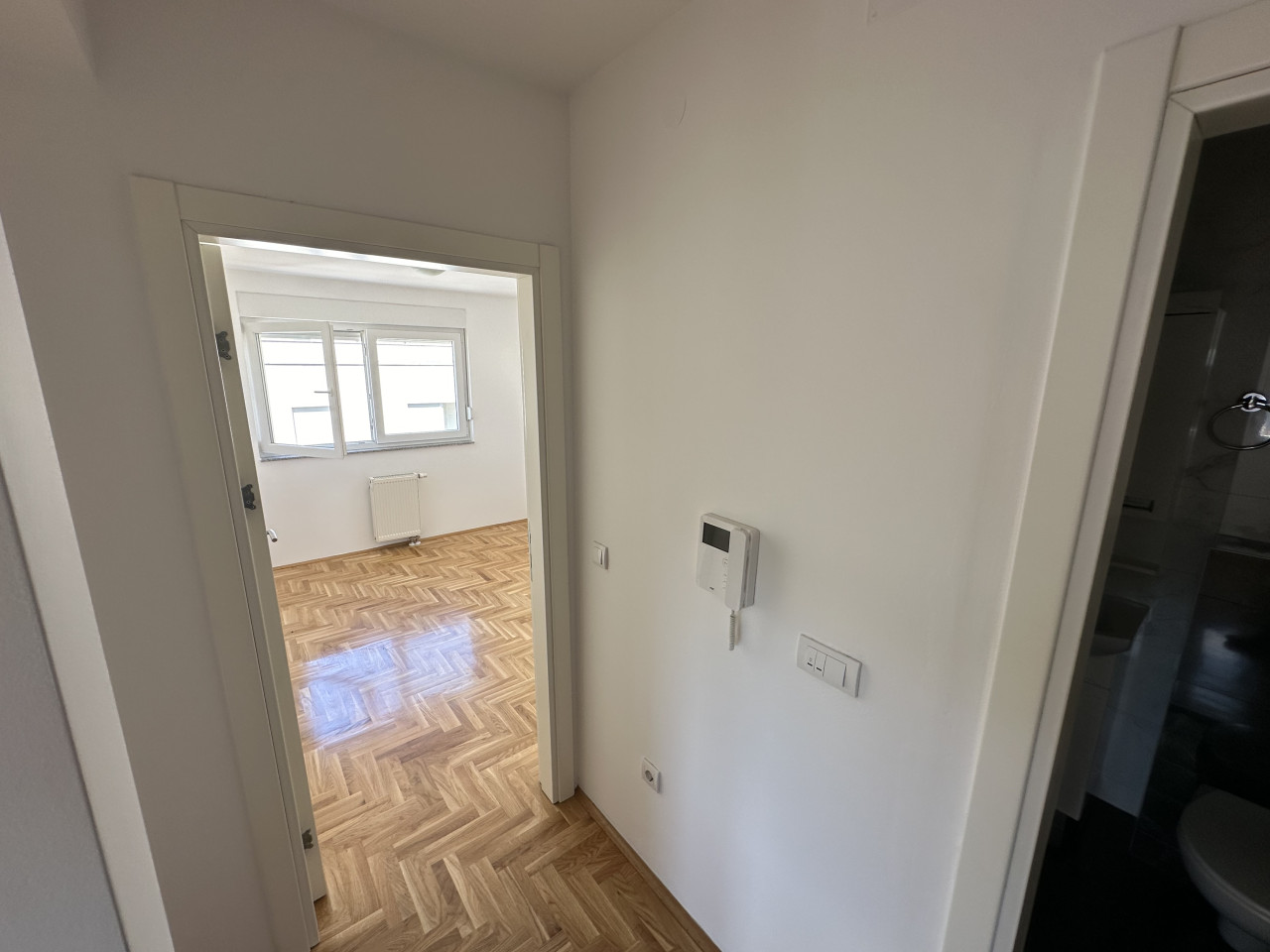 Nenamješten trosoban stan u centru - 48 m2 12