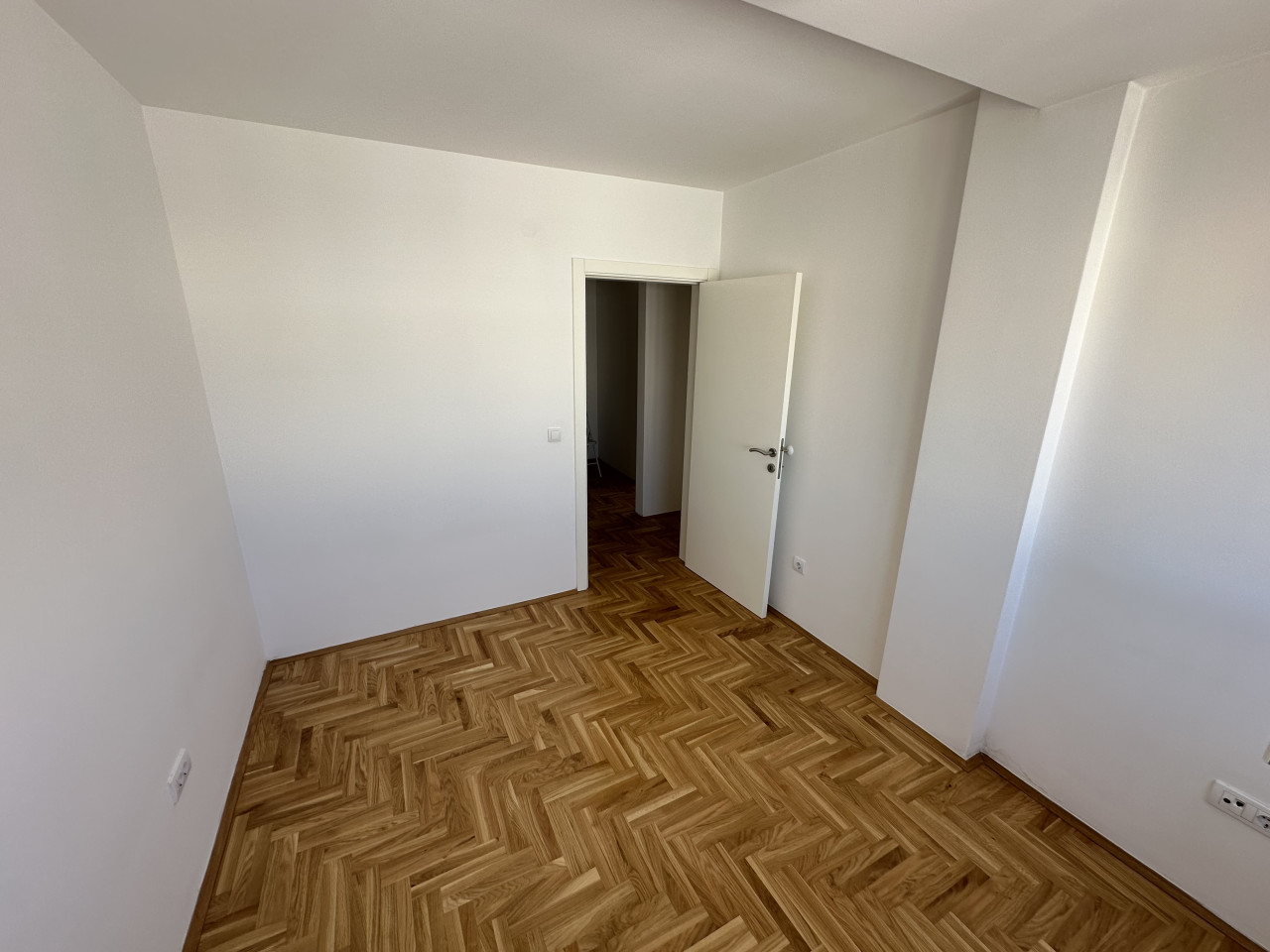 Nenamješten trosoban stan u centru - 48 m2 15