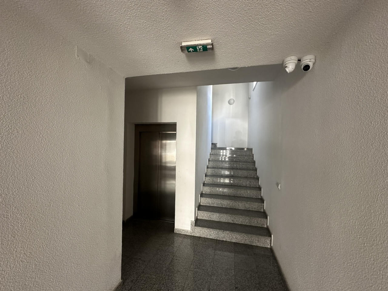 Nenamješten trosoban stan u centru - 48 m2 24