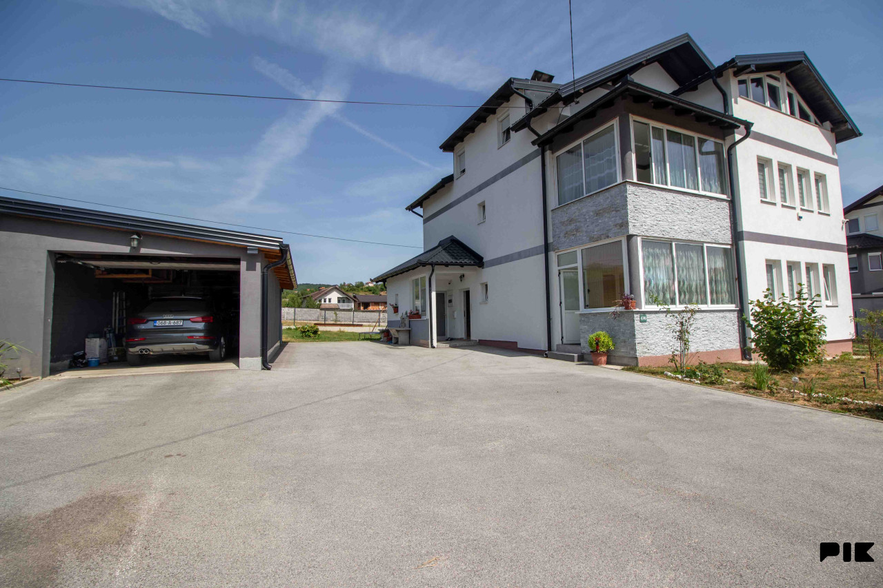 Rakovica - kuća 350 m2 | zemljište 1181 m2