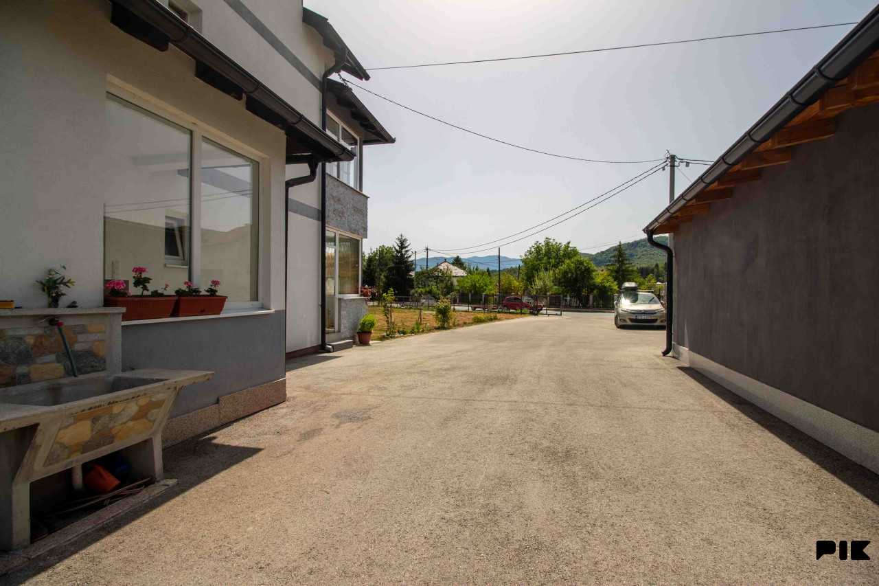 Rakovica - kuća 350 m2 | zemljište 1181 m2 24