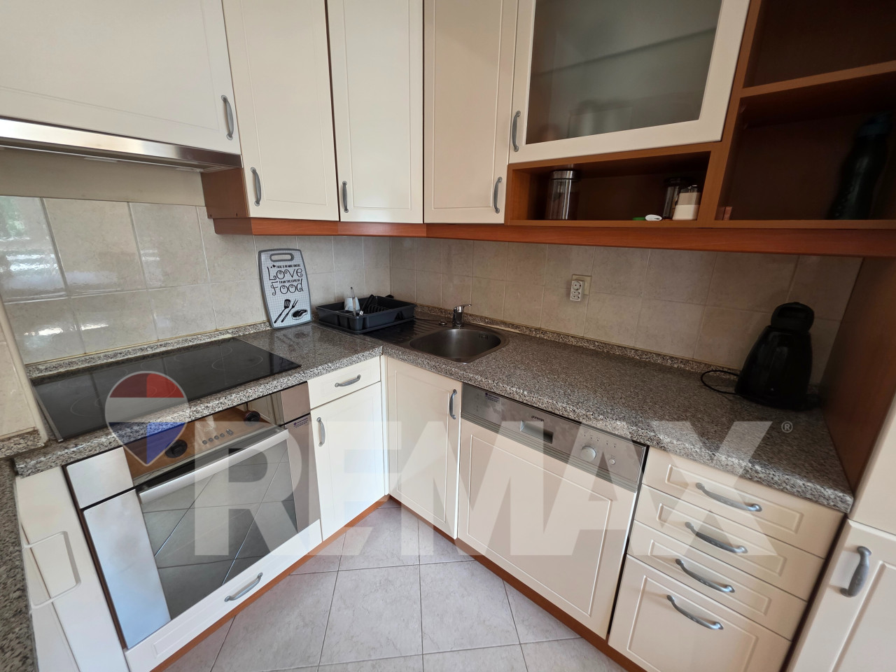Komforan trosoban stan/ garaža/ kod zgrade Vlade 8