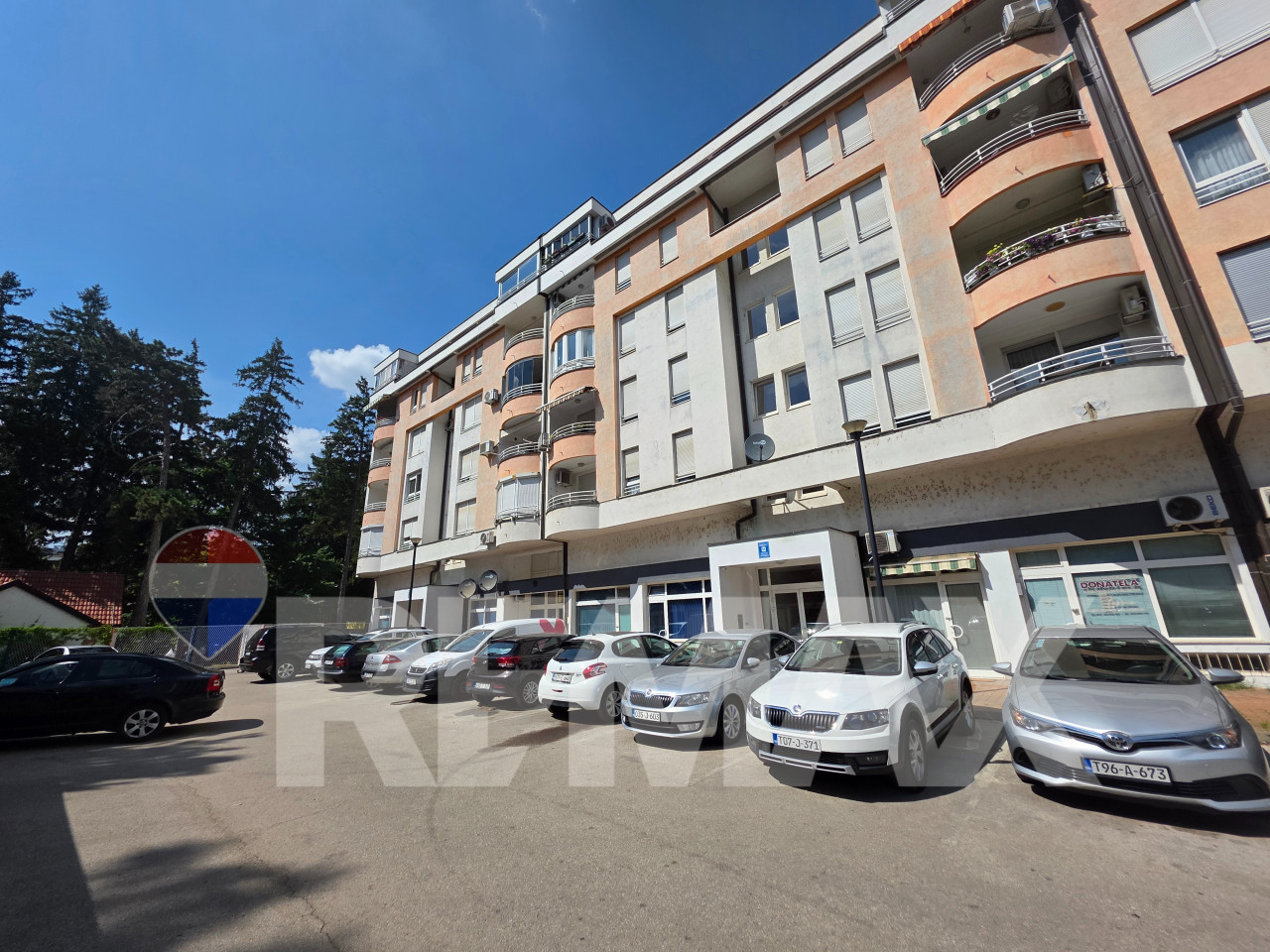 Komforan trosoban stan/ garaža/ kod zgrade Vlade 18