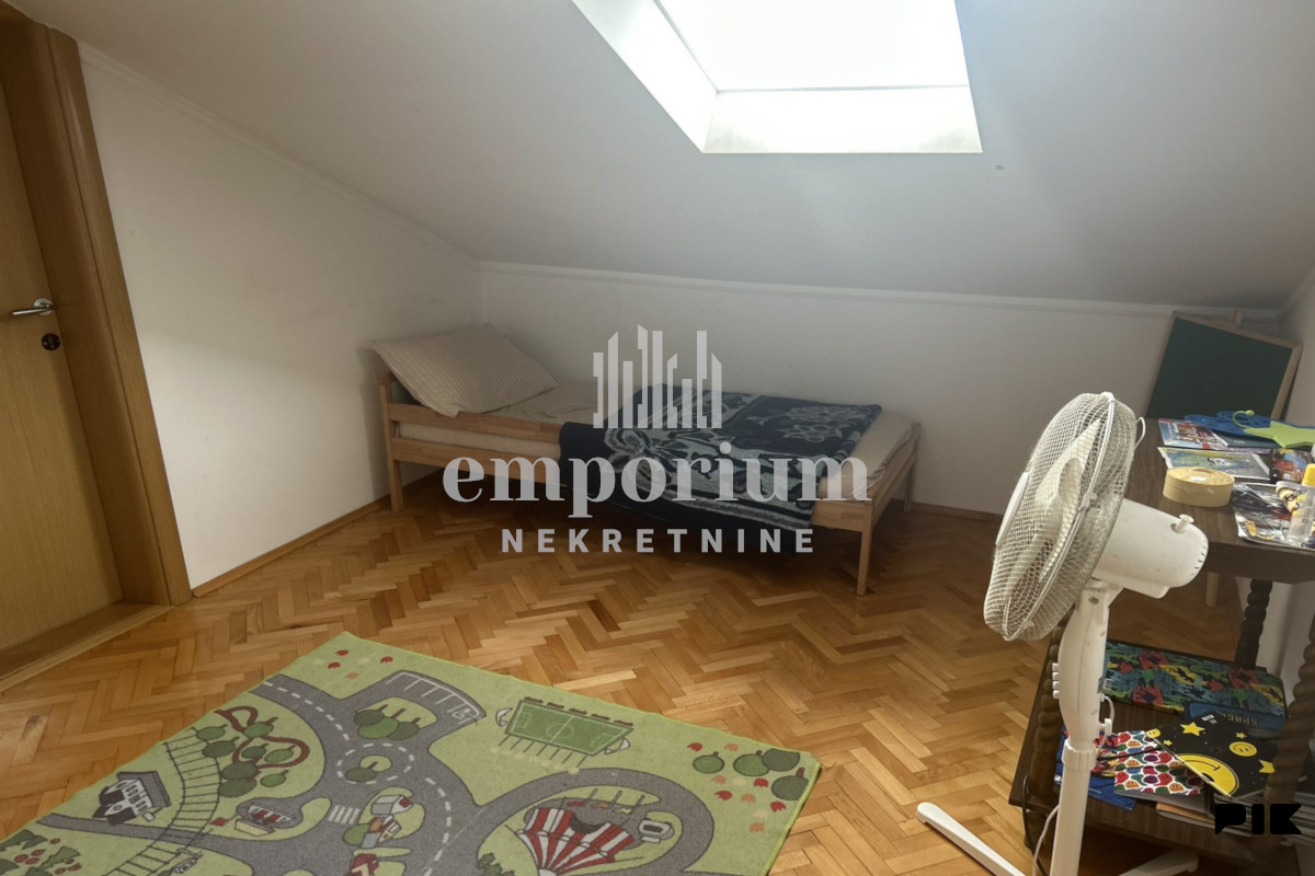 Dvoetažni četvorosoban stan u centru grada ID: 2788/IP 4