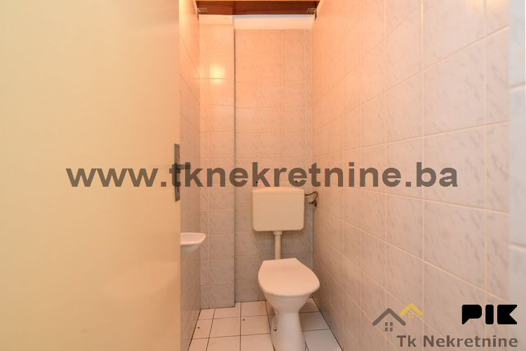 Poslovni prostor površine 27 m2, TC "Sjenjak" 8