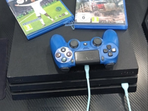 PLAYSTATION 4 PRO 1TB + 2 IGRE ODLIČAN GAMING PAKET