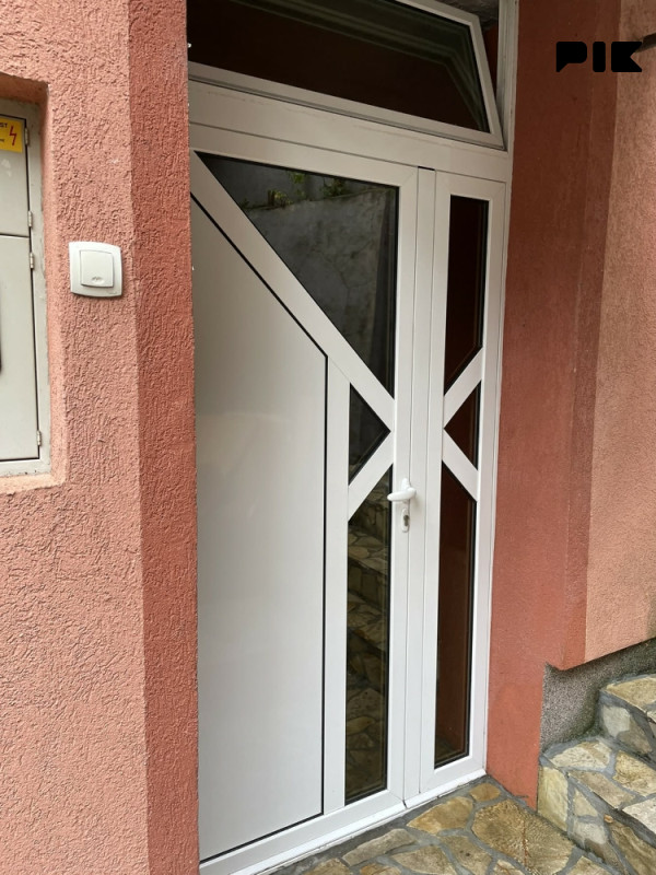 Izdajem sprat kuce i garazu.