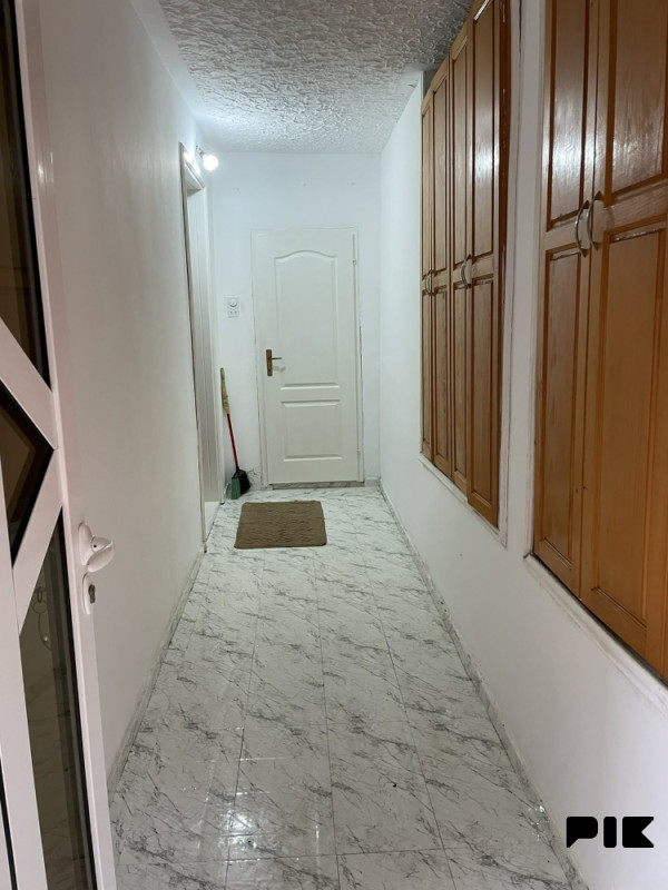 Izdajem sprat kuce i garazu. 2