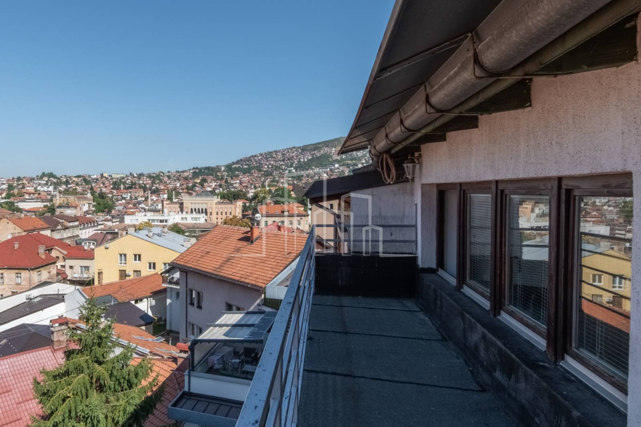 Prodaja Četverosoban Dvoetažni Stan 88 m2 sa Parkingom Stari Grad 25