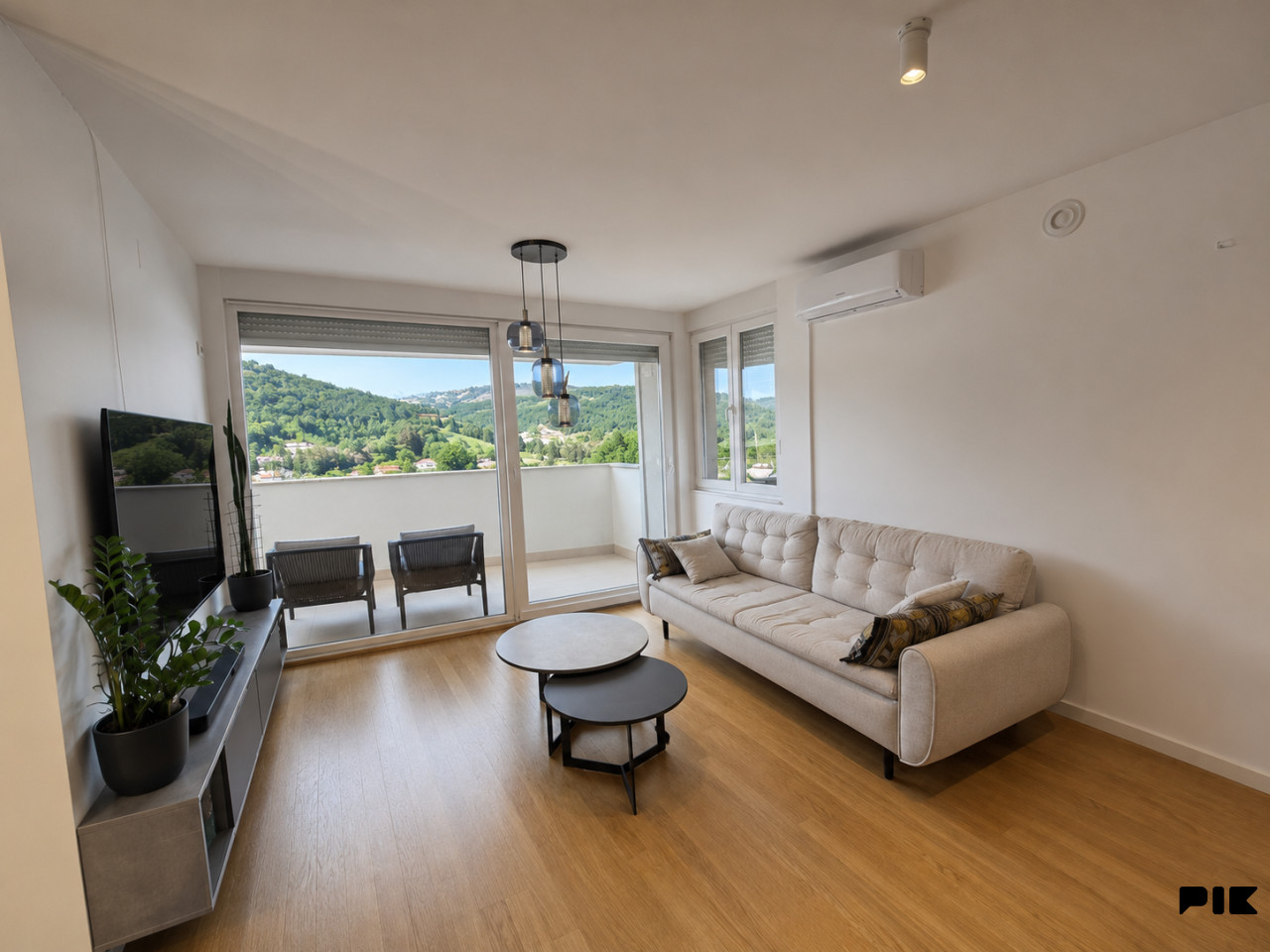 Namješten penthouse na Dobrinji s velikom terasom i dva kupatila
