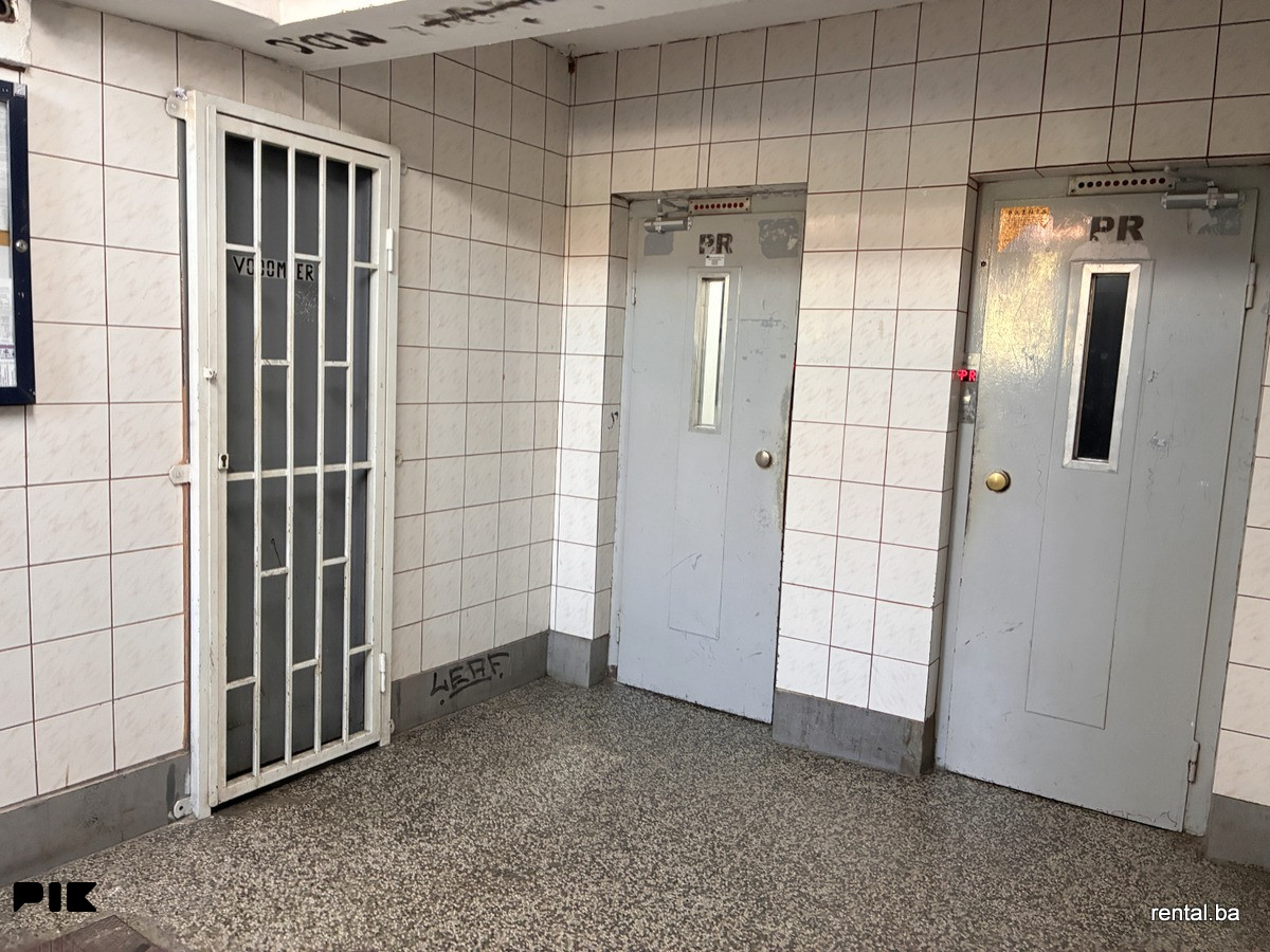 Veći dvosoban stan najam Marijin Dvor Sarajevo 25
