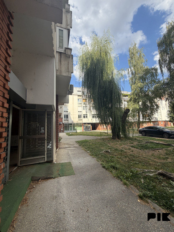 Poslovni prostor 64m2 Lužani Ilidža 17