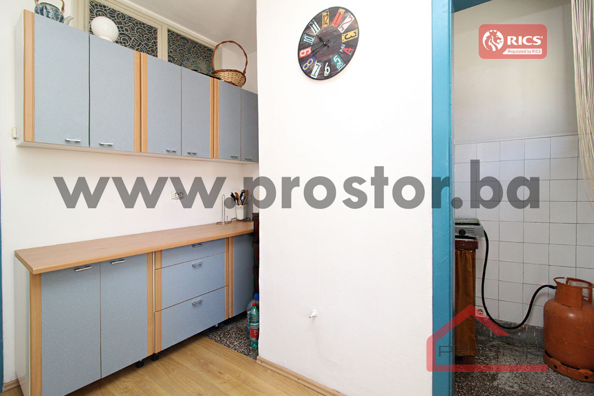PROSTOR prodaje: Dvosoban stan sa balkonom i lođom,  Marijin Dvor 9