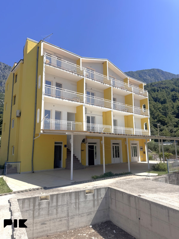 Makarska rivijera- Stambeno poslovna zgrada Drvenik