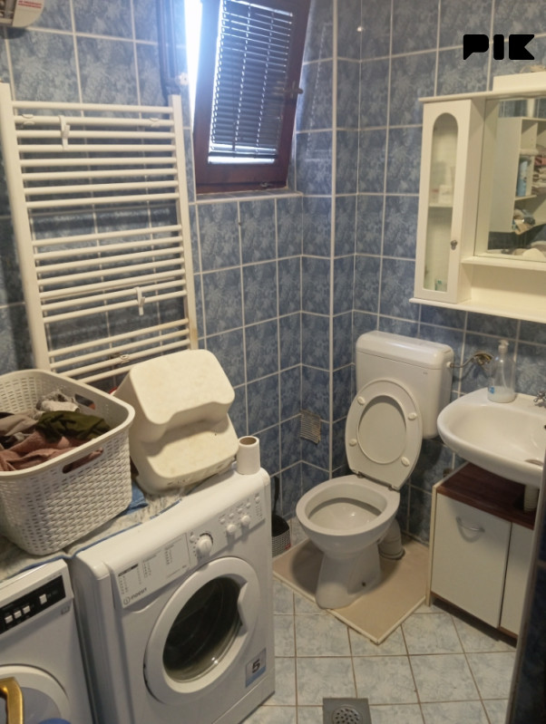Kuća sa okućnicom i garažom Vojkovići 3