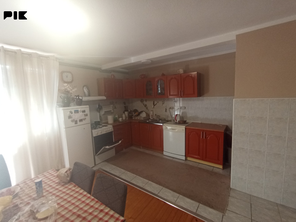 Kuća sa okućnicom i garažom Vojkovići 6