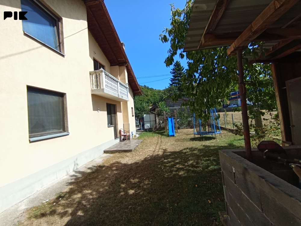 Kuća sa okućnicom i garažom Vojkovići 14