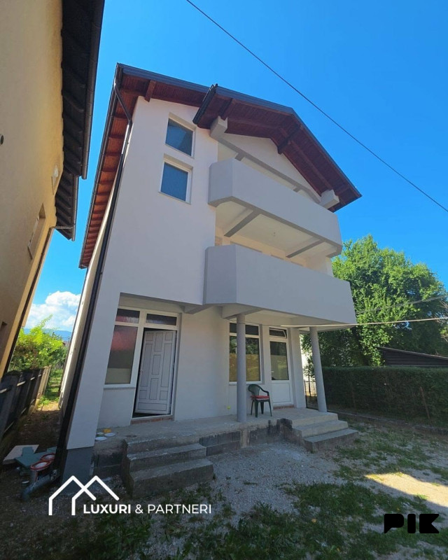 Prodajem dvije kuce /STUP 7