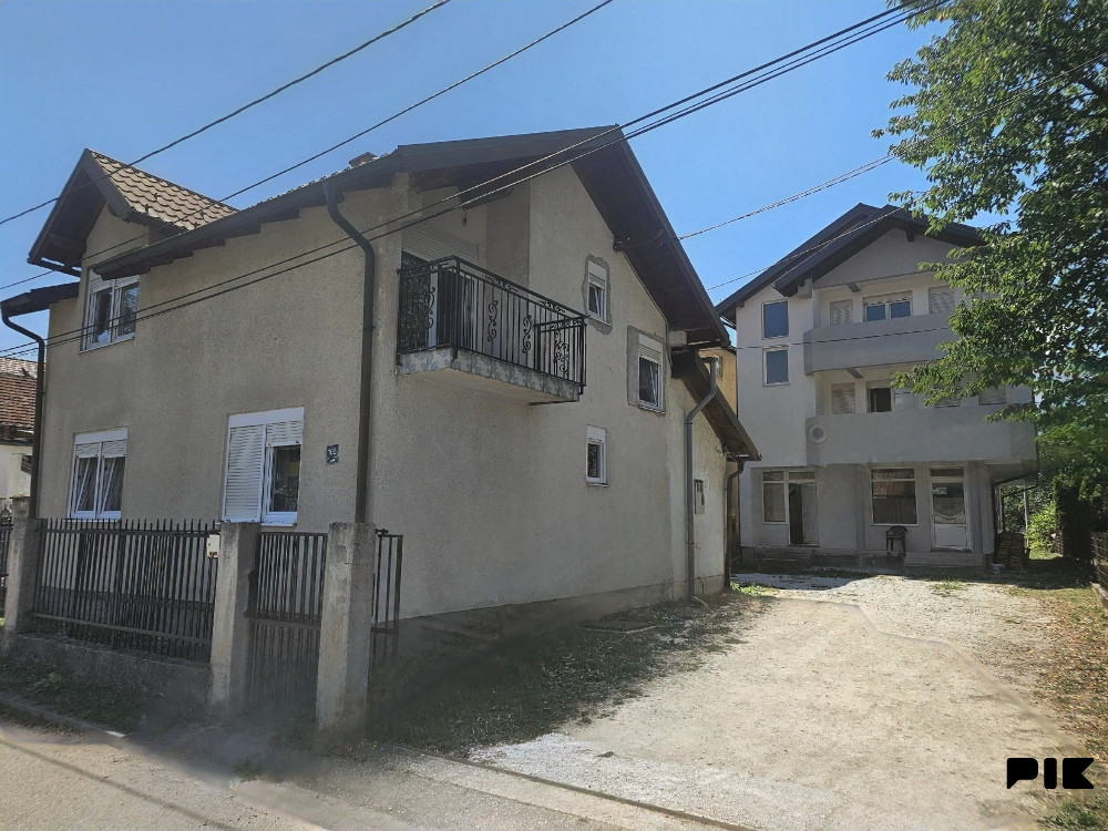 Prodajem dvije kuce /STUP
