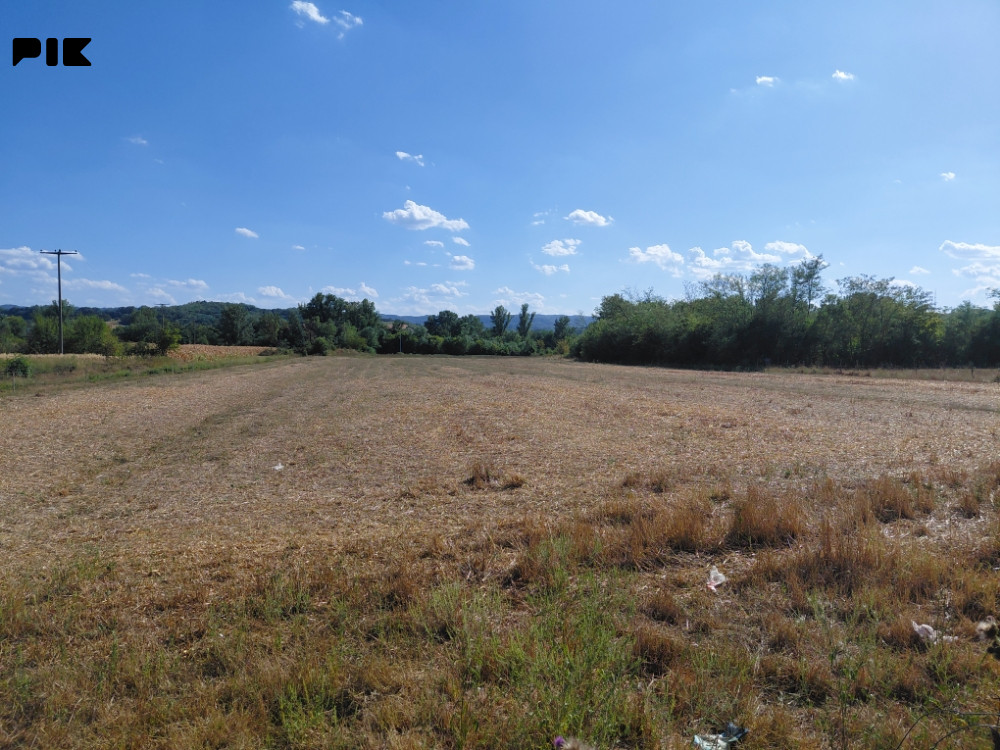 Izdajem zemlju za solarne panele