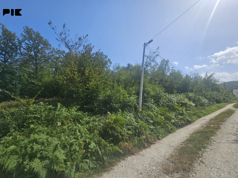 Zemljište Istočno Sarajevo Tilava 2000 m2 moze se parcelisati 2