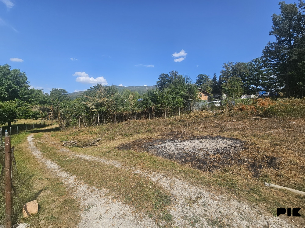 Zemljište Istočno Sarajevo Tilava 2000 m2 moze se parcelisati 7