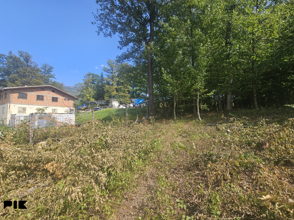 Zemljište Istočno Sarajevo Tilava 2000 m2 moze se parcelisati 8