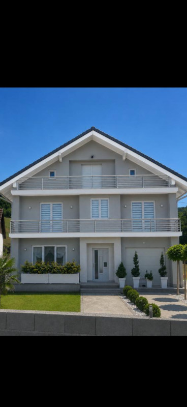 Luksuzna kuća sa bazenom i terenom za igru 2