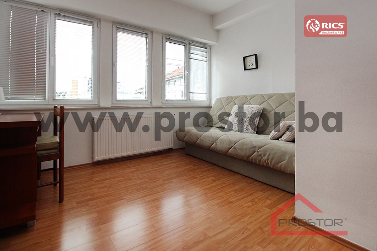 PROSTOR izdaje: Trosoban stan sa velikom terasom, Centar 9