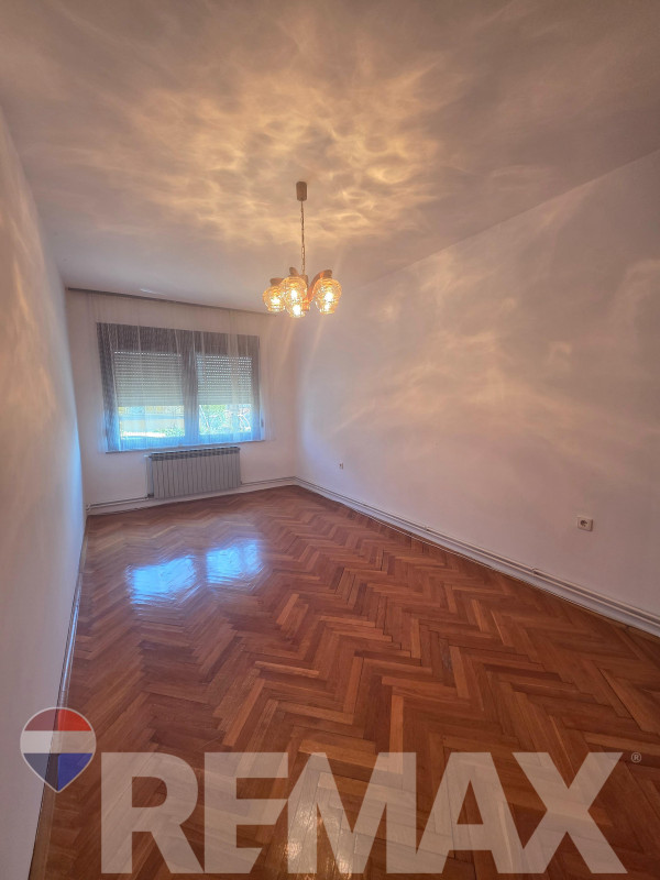 Trosoban sprat kuće | 85m2 | Petrićevac 10