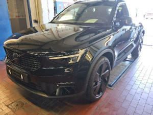 VOLVO XC40 B3 BLACK EDITION PLUS 2025 | KAO NOV | GARANCIJA