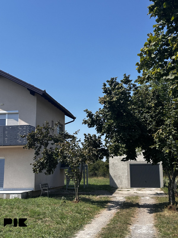 Kuća, kuća na dva sprata sa okućnicom u Jelah polju 5