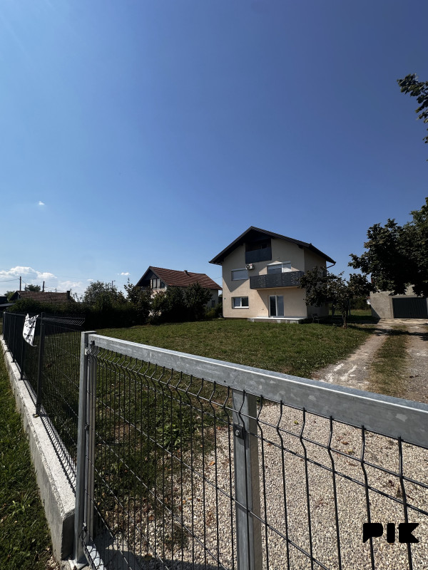 Kuća, kuća na dva sprata sa okućnicom u Jelah polju 6
