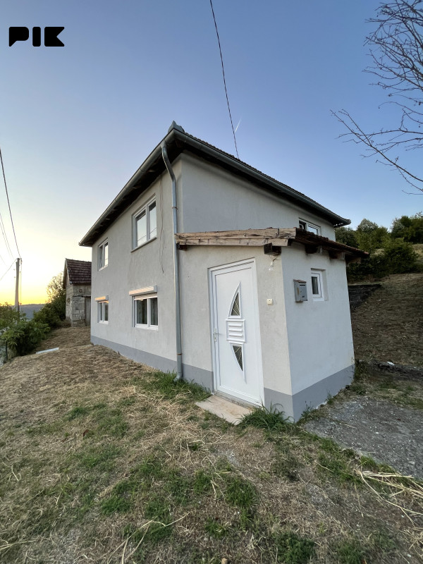 Kuća i ostava sa okucnicom