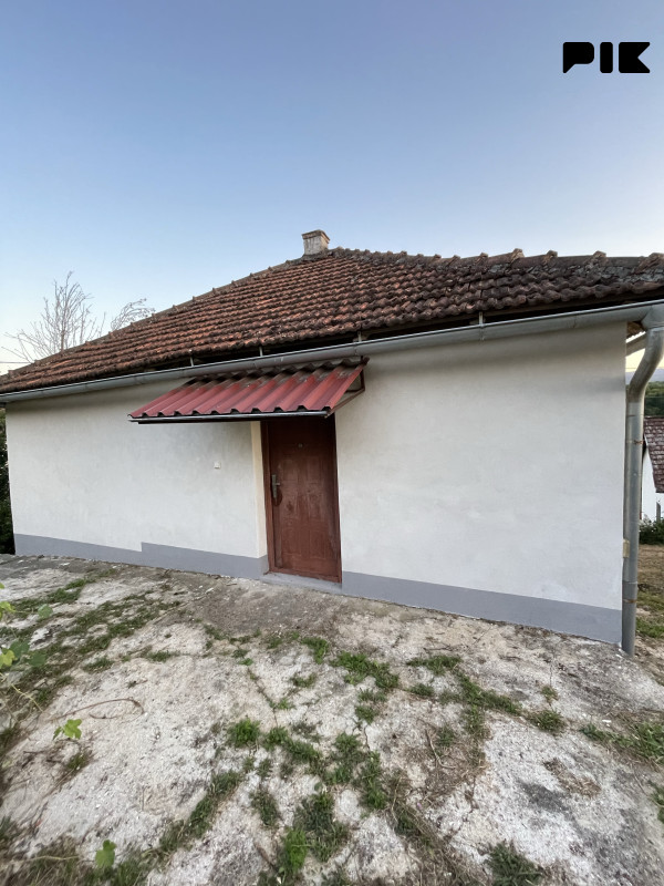Kuća i ostava sa okucnicom 4