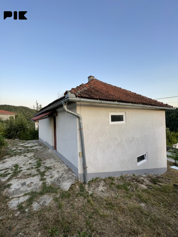 Kuća i ostava sa okucnicom 5