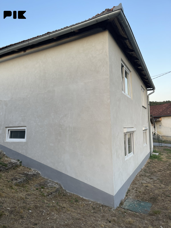 Kuća i ostava sa okucnicom 7