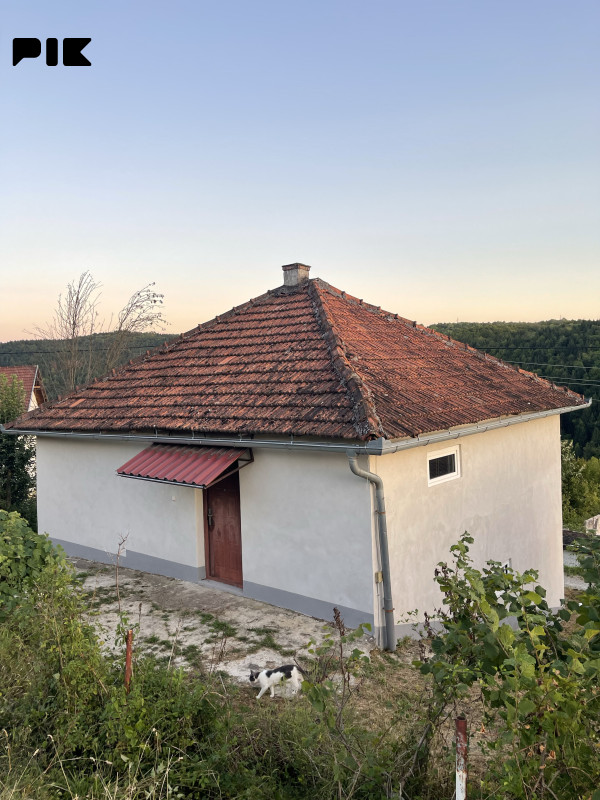 Kuća i ostava sa okucnicom 8