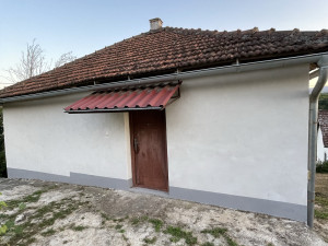 House and outbuilding with yard photo 4