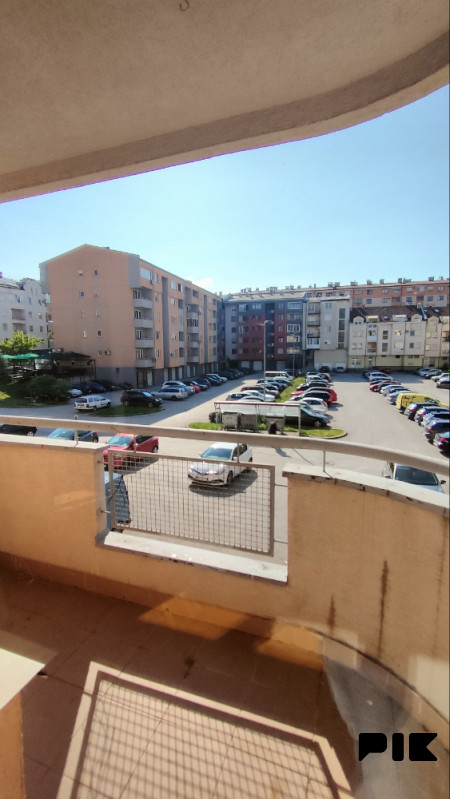 SPASOVDANSKA CENTAR ISTOČNOG SARAJEVA 51m2 , 2 BALKONA 1. SPRAT