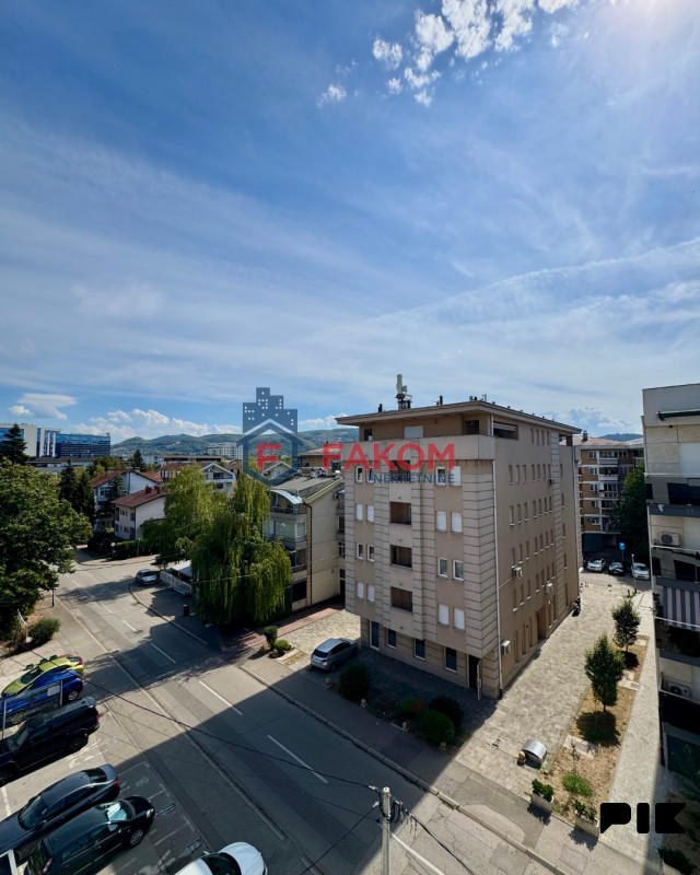 Iznajmljuje se luksuzan trosoban stan sa parking mjestom 18