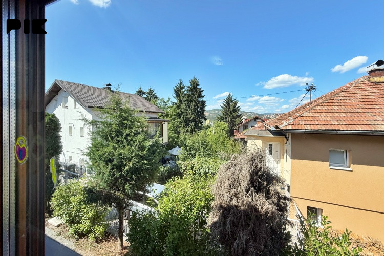 Dvospratna kuća sa garažom i dvorištem, Hrasno brdo 14